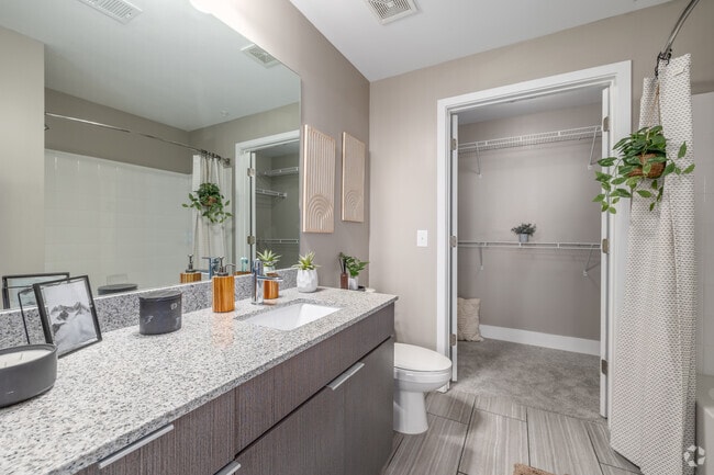 2BR, 2BA - 828SF - Bathroom