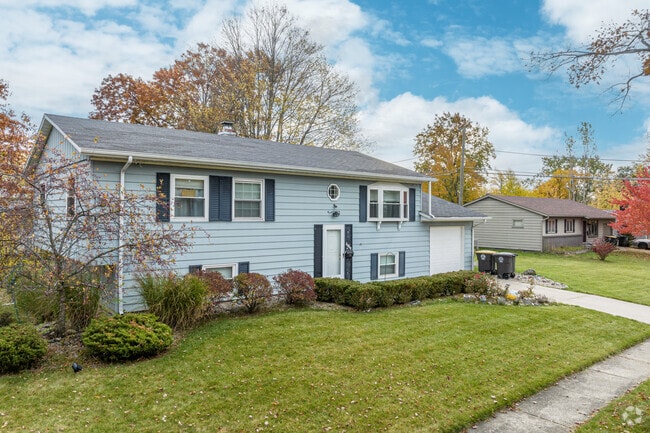 Single and two-story houses make up the residences in the Brentwood Park neighborhood.