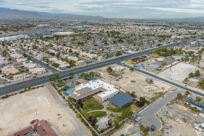 At Candil Hall Academy, the student-teacher ratio is 12:1.