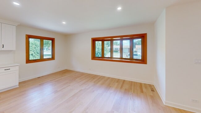 656 Jon Ln, Des Plaines, IL 60016 - photo 3