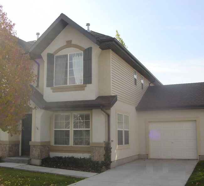 Front with attached 1 cargarage