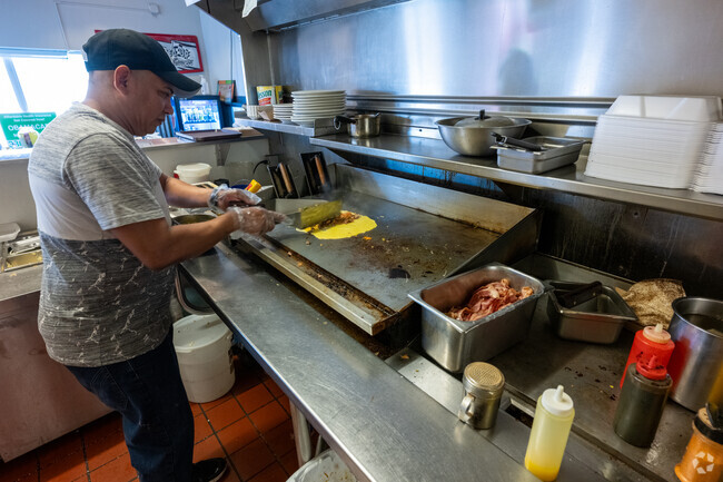 You can count on a freshly cooked breakfast, lunch or dinner at Grille Ville.