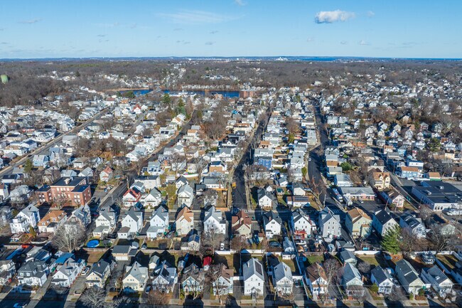 Chatham Street is primarily a residential area but it's easy to access retail and dining.