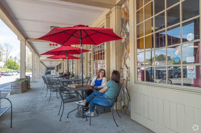 Tonella’s Pizza Kitchen is a favorite spot for fresh, handcrafted pizza and Italian dishes.