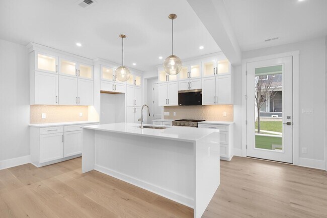 Toll Brothers at The Downs - Churchill Collection, Nyquist Manor Plan unit 38410042, Northville, MI 48167 - photo 2