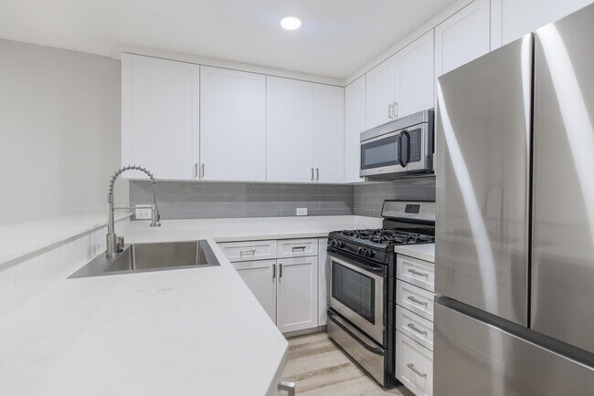 Loft Style Apartments for Rent!, Reseda, CA 91335 - photo 6