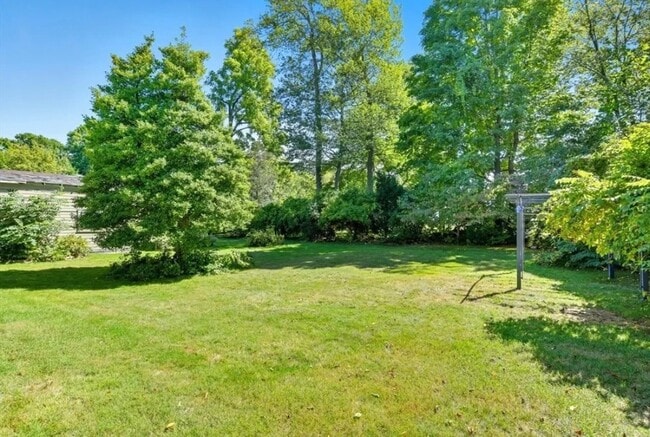 62 Maple St unit Upper Level in Duple, Easthampton, MA 01027 - photo 6