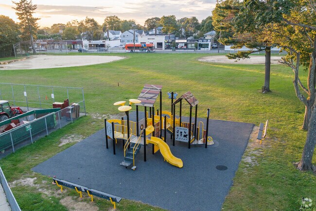 Chestnut Street School has a student-teacher ratio of 11 to 1.