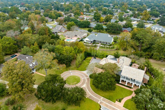 In Greenbrier most houses here were built in the 1990s and 2000s.