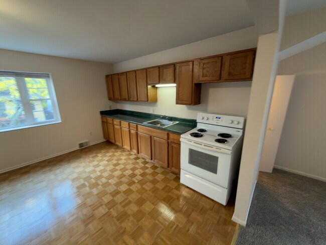 846 Beaconsfield Ave unit 1, Grosse Pointe Park, MI 48230 - photo 3