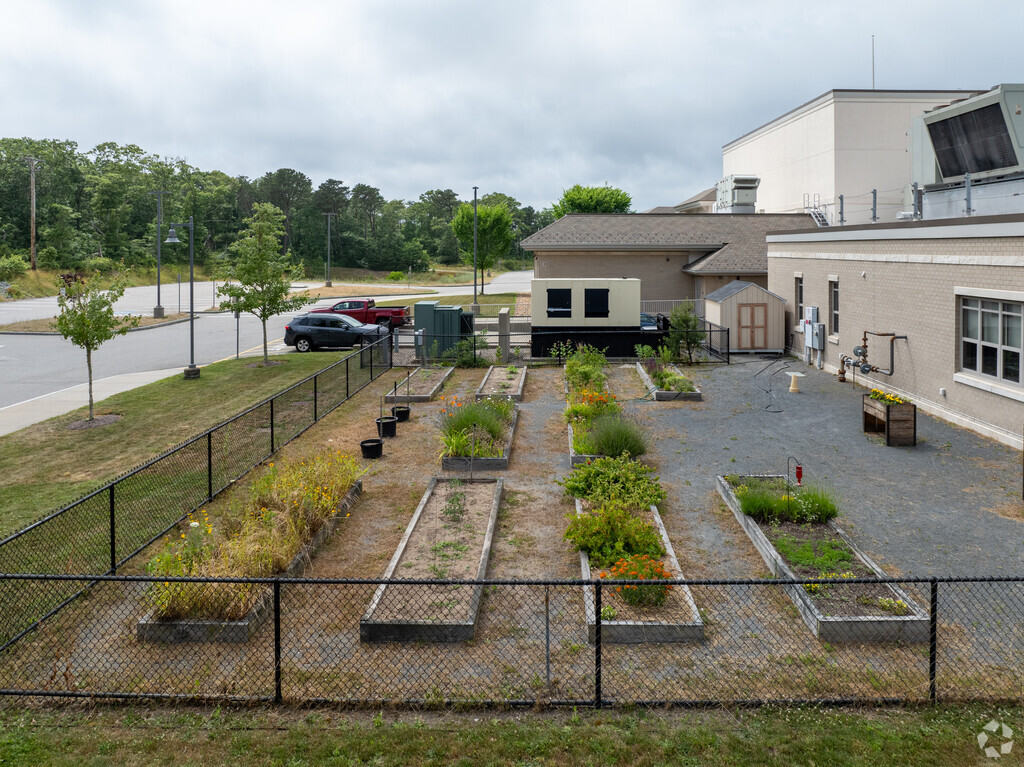 The Laurel School is a private school with a student to teacher ratio of 10 to 1.