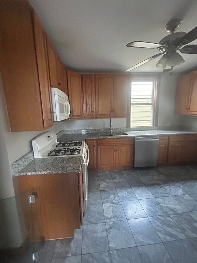 3532 N Elston Ave unit 2, Chicago, IL 60618 - photo 4