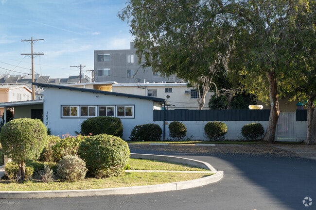 New World Montessori School has 143 students in grades PK to K-5