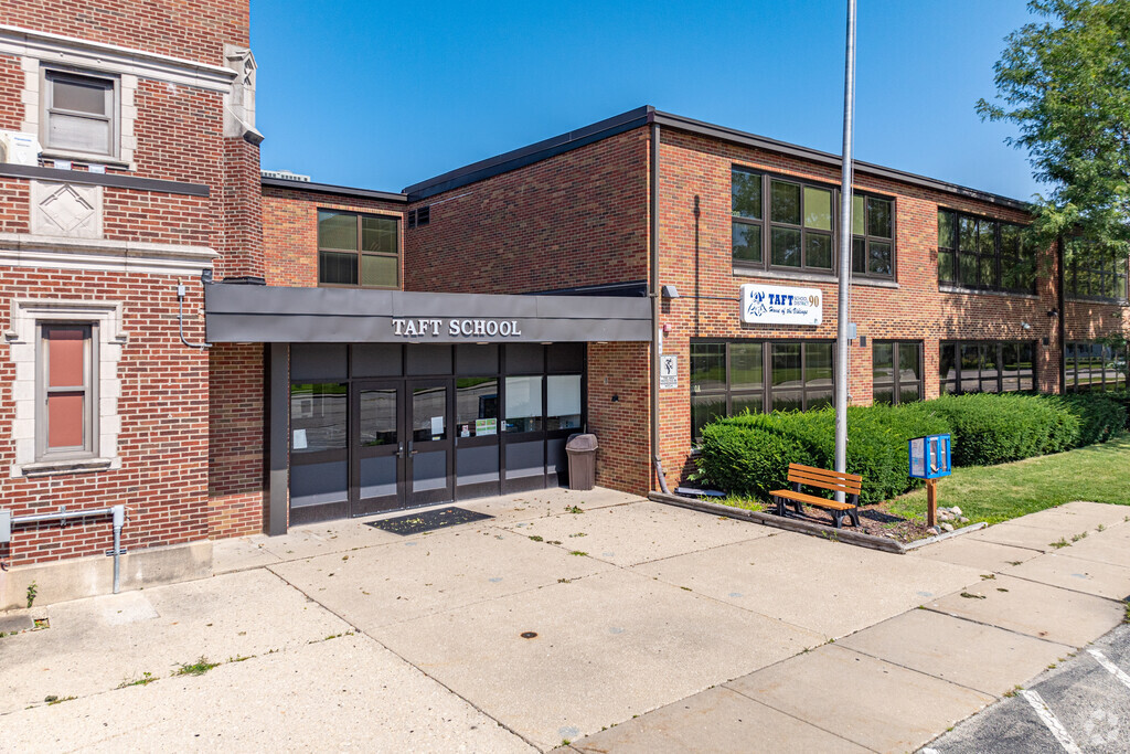 Taft Grade School scores a C+ on Niche.