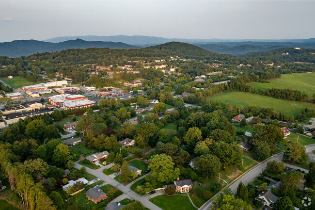 There are 123 homes in Airport Acres.