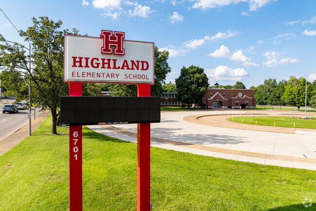 The student population of Highland Elementary School is 894 and the school serves K-5.
