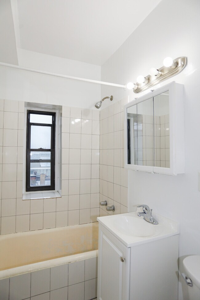 6233 N Winthrop Ave unit 302, Chicago, IL 60660 - photo 5