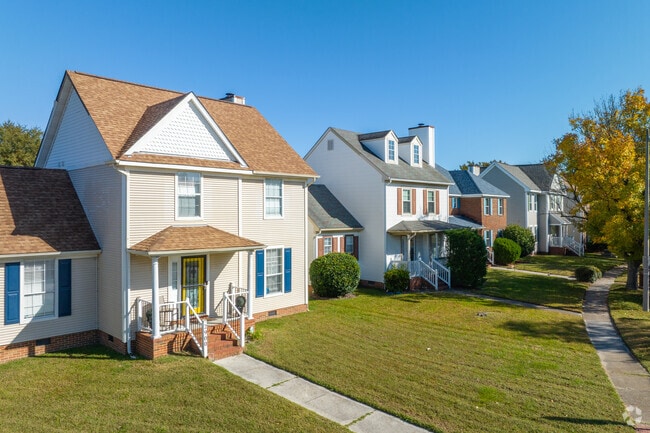 Homes in Stonebridge/Middle Towne Arch offer plenty of lawn space.