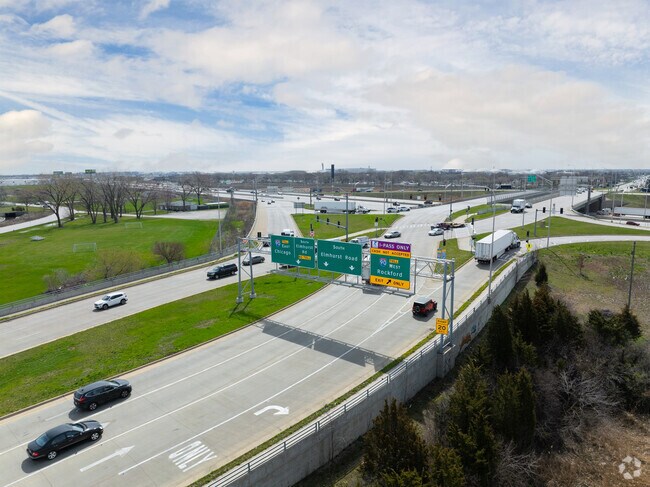 Prospect Heights is nearby the I-90 for convenient access to Downtown Chicago.