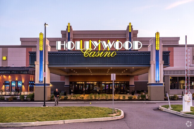 Place your bets and enjoy the glitz and glamour at Hollywood Casino.