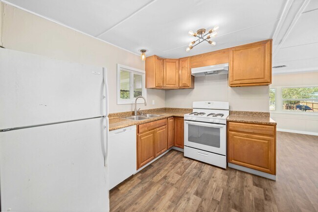 3300 15th St W, Rosamond, CA 93560 - photo 7