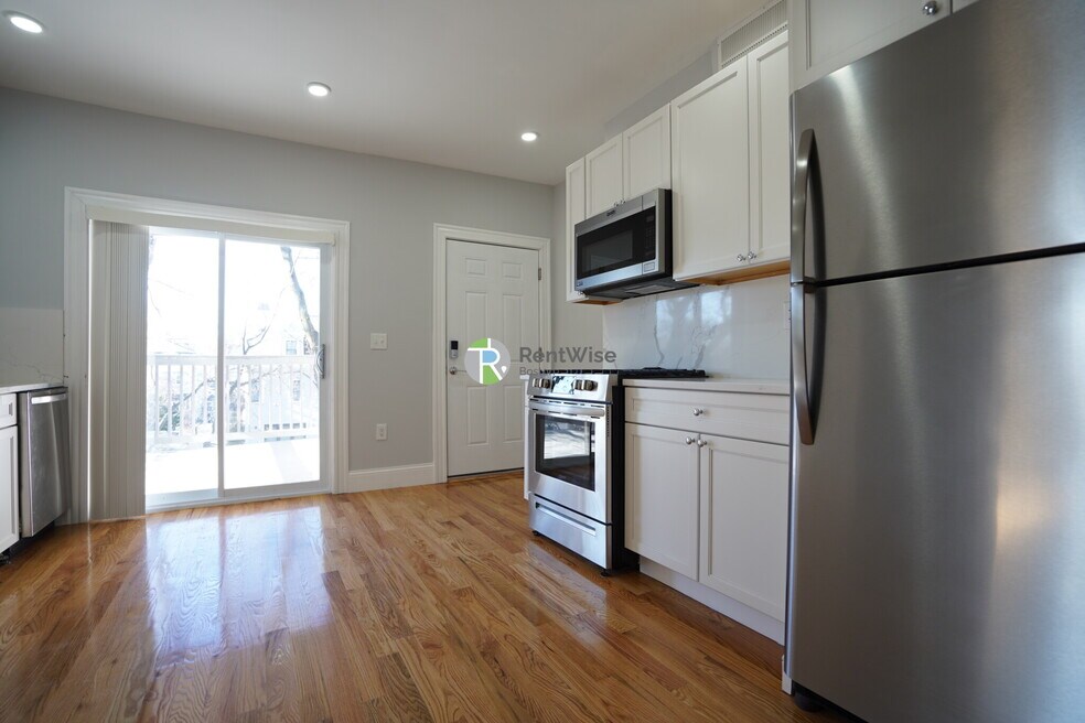 372 Beacon St unit 6, Somerville, MA 02143 - photo 1