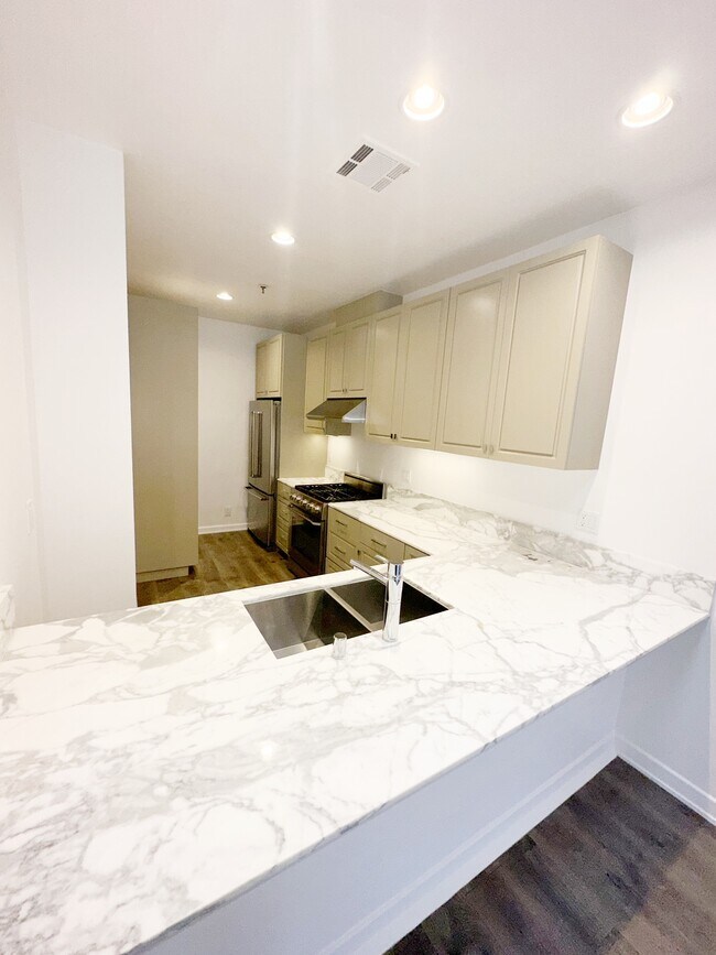 230 S Hamilton Dr, Beverly Hills, CA 90211