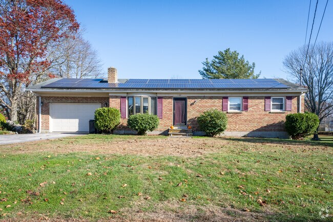 Find cozy, classic ranch homes in Somerset Reservoir’s welcoming community.