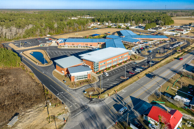 Loris Elementary School has a large campus.