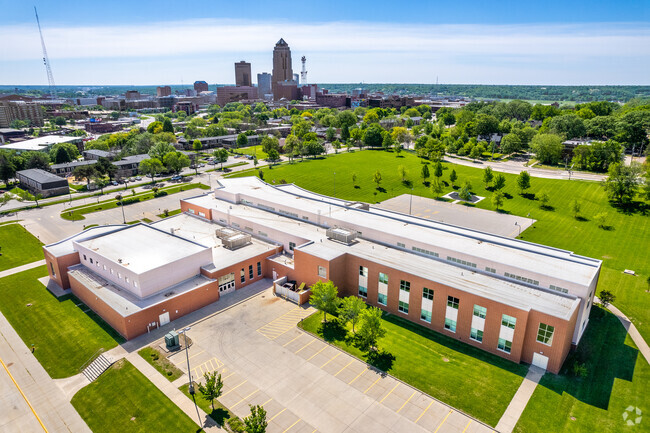 The proximity of Edmunds Elementary to Downtown Des Moines make it convenient and accessible.