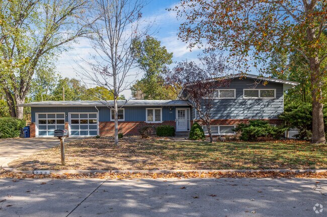 There are a few split level dwellings scattered throughout Bonnie Brae.