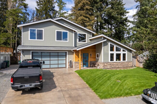 Gateway features a mix of home styles, including split-level designs and modern layouts.