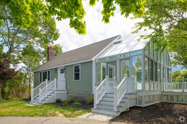 Cape Cod-style homes reflect Sagamore’s coastal heritage.