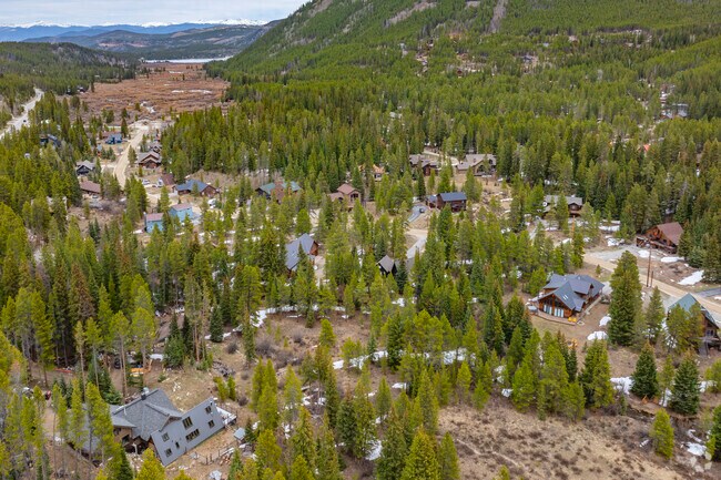 Blue River, Colorado, offers a tranquil small-town atmosphere where residents enjoy easy access to scenic hiking trails. Whether it’s a leisurely walk along the Blue River Rec Path or a more challenging mountain trail, outdoor enthusiasts find plenty to explore.