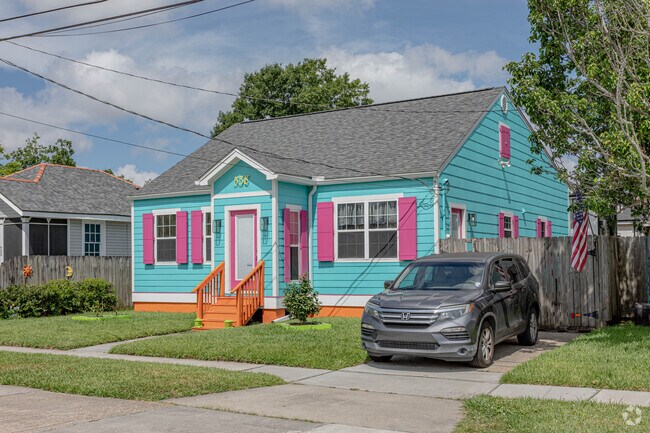 Arabi is home to many vibrantly colored houses.