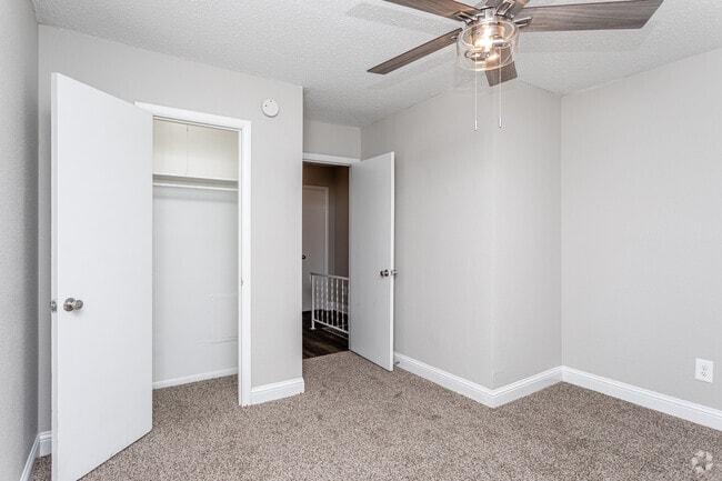 2BR, 1.5BA - 900SF