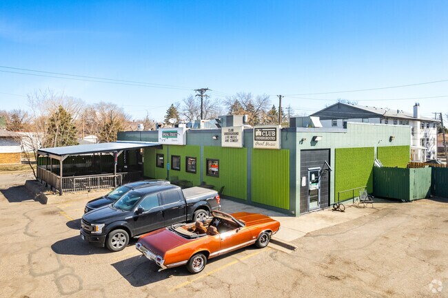 Spring Street Tavern offers casual pub fare and late-night drink specials.