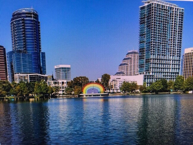 Walk one block to Lake Eola Park, w/Farmers Mkt on weekends