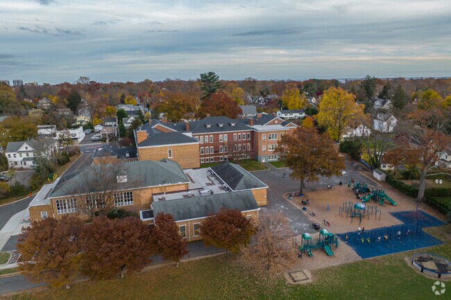 Join a thriving student body at the Old Greenwich School