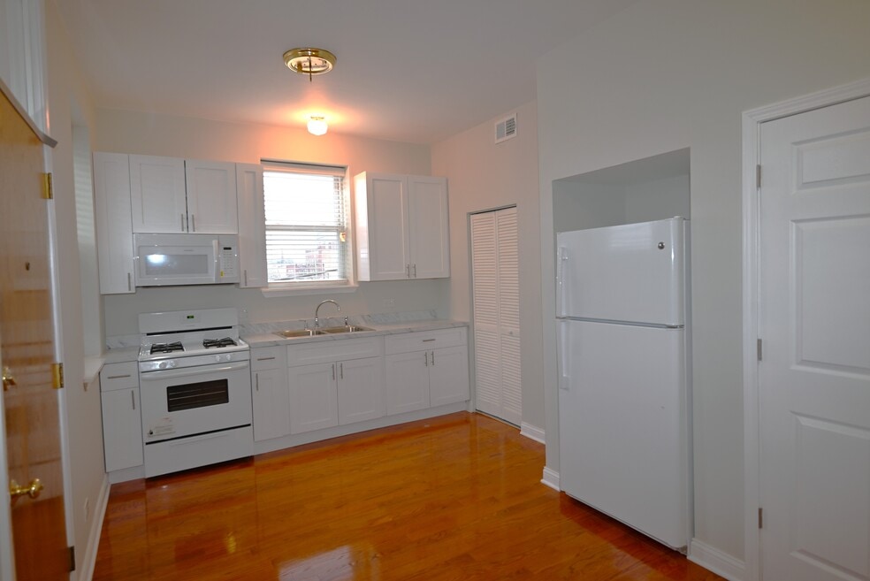 1019 62nd St E, Chicago, IL 60637 - photo 1