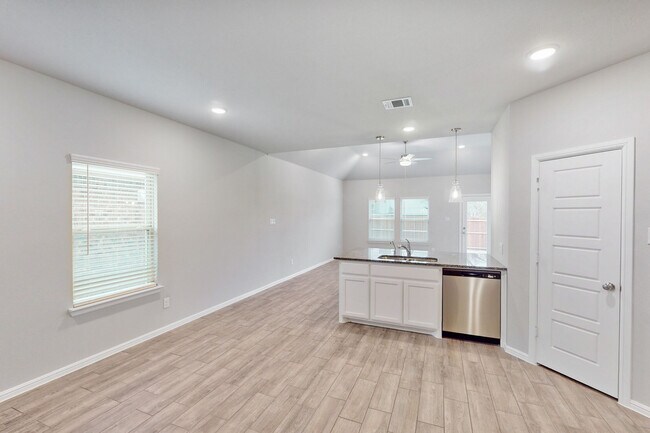 8024 Butterfield Dr unit 37163096, San Antonio, TX 78227 - photo 6