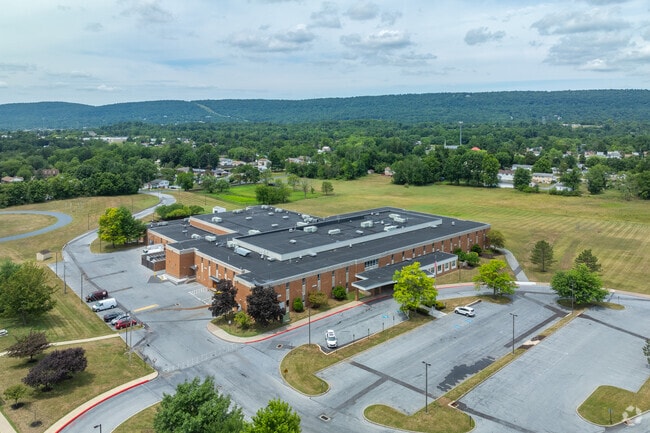 Linglestown Middle School has a student-teacher ratio of 15 to 1.
