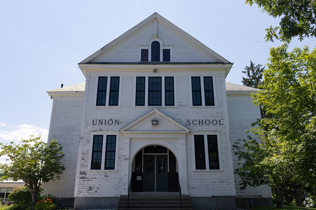 Swallow Union Elementary School provides a public education.