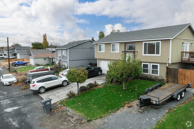 Some larger houses are available in Warden, including in the split-level style.