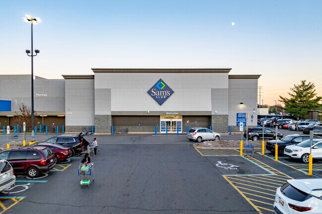 Southfield also has numerous grocery stores such as Sam’s Club, Kroger and Meijer.
