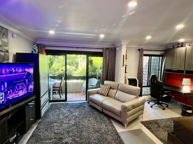 The Courtyards unit Updated Gorgeous Con, West Hollywood, CA 90069 - photo 3