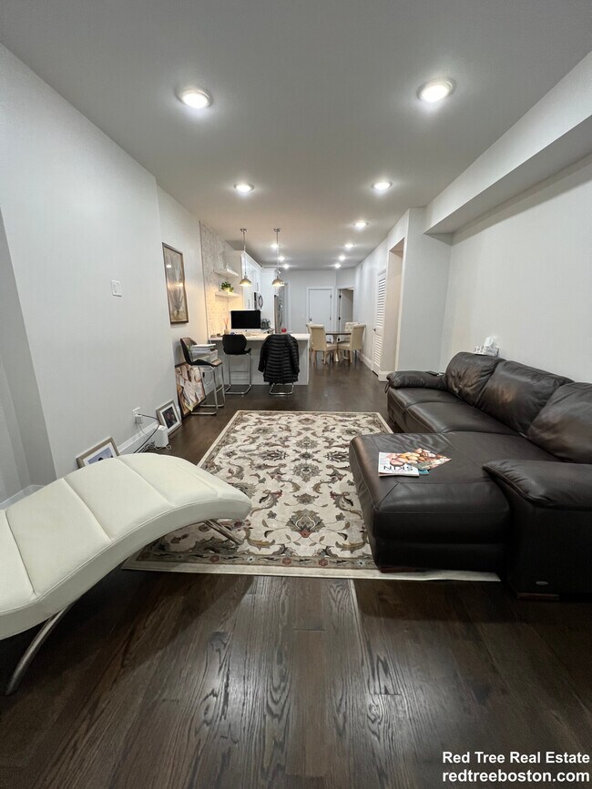 7 Strathmore Rd Unit 1, Brookline, MA 02445