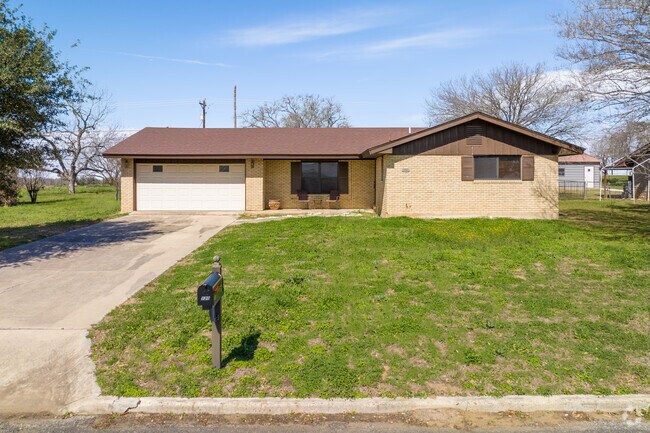 Ranch-style homes are found in Stockdale, Texas.