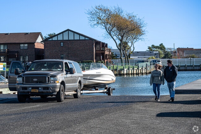 Launch your boat at the Tanner Park Marina in Copiague.