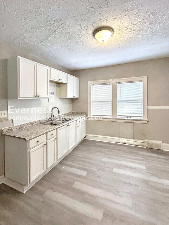 12110 Lenacrave Ave unit 2, Cleveland, OH 44105 - photo 3